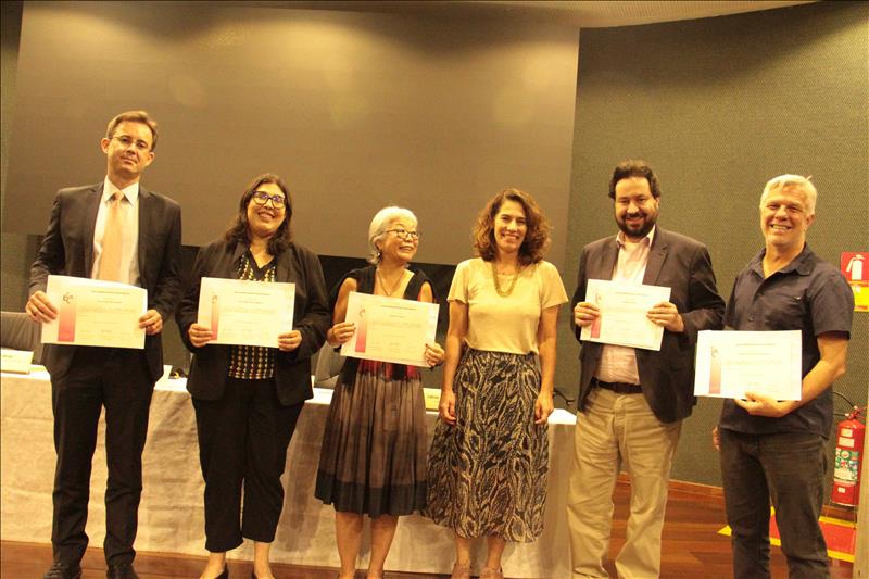 Palestrantes recebem certificado de participação