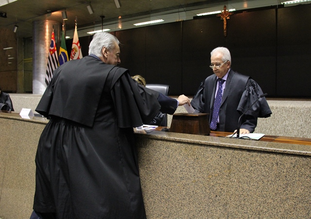 Conselheiro Domingos Dissei colocando o seu voto na urna